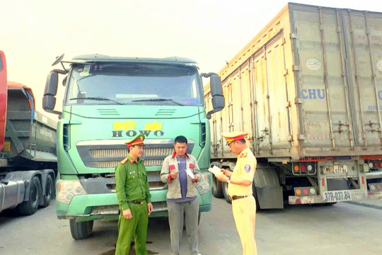 Công an phường Hà Huy Tập phối hợp tổng rà soát phương tiện ô tô tải, xe sơ mi rơ moóc trên địa bàn