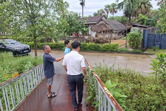 Chủ tịch UBND phường Hà Huy Tập kiểm tra thực địa, tìm giải pháp xóa "điểm nóng" ngập tắc 