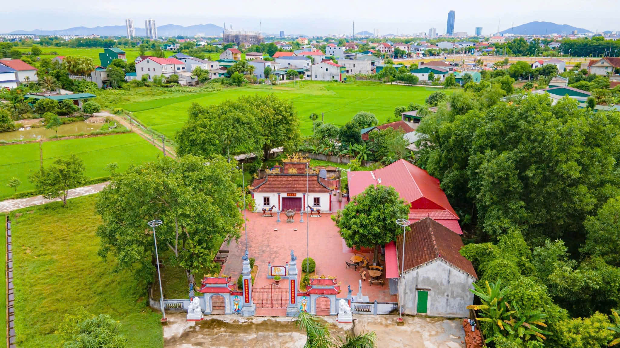 Một số hình ảnh về khu di tích cấp quốc gia: Quần thể mộ và đền thờ Nguyễn Hoành Từ - Tổ dân phố Bình Tiến, phường Hà Huy Tập
