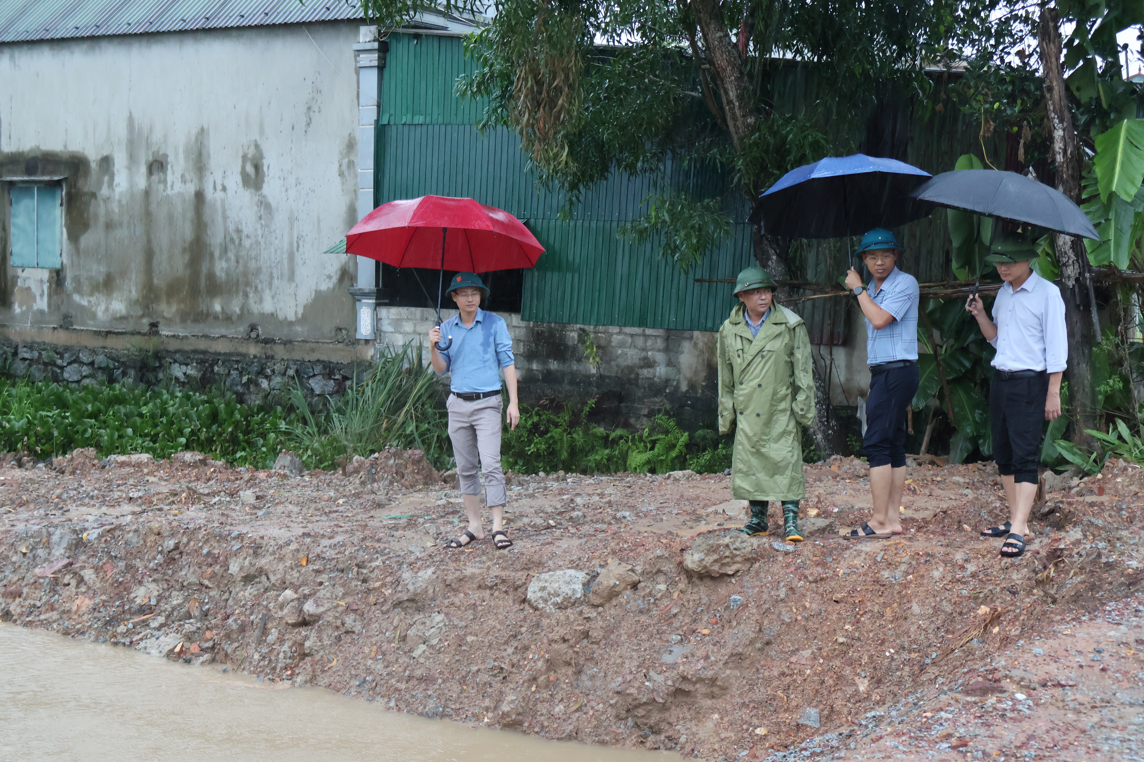Chủ tịch UBND phường kiểm tra các điểm xung yếu nhằm chủ động ứng phó với diễn biễn mưa lớn kéo dài