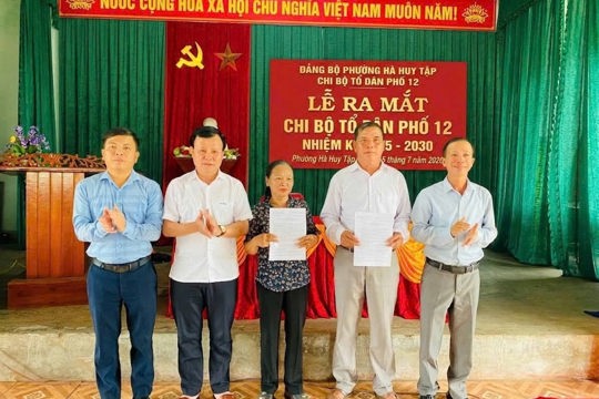 Tổ dân phố 12, phường Hà Huy Tập ra mắt chi bộ mới sau sắp xếp tổ dân phố