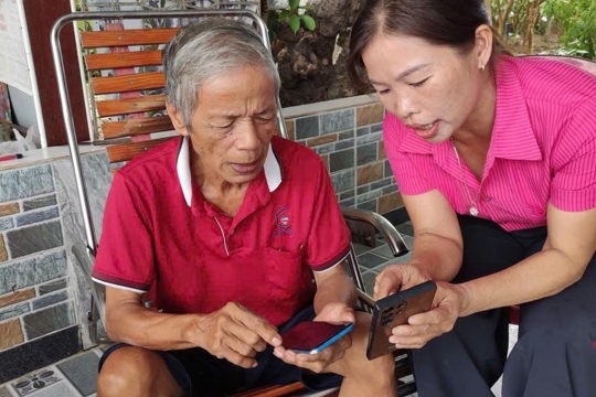 Hội Liên hiệp Phụ nữ phường Hà Huy Tập "đi từng ngõ, gõ từng nhà, tuyên truyền từng đối tượng", hỗ trợ người dân cài đặt ứng dụng I-Hatinh 