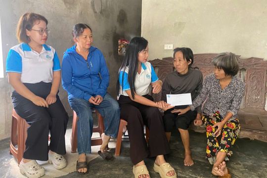 Trao yêu thương đến với hội viên phụ nữ khó khăn và trẻ em mồ côi trên địa bàn phường Hà Huy Tập 