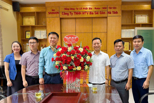 Lãnh đạo phường Hà Huy Tập chúc mừng 22 năm ngày Doanh nhân Việt Nam 