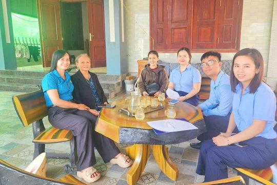 Hội Phụ nữ phường Hà Huy Tập phối hợp tăng quà tri ân ngày 27/7