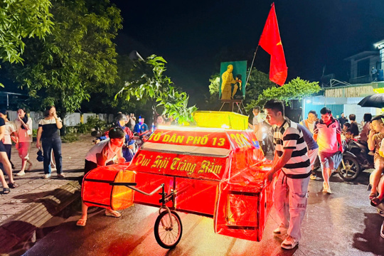 Tưng bừng đêm hội "Lồng đèn thắp sáng ước mơ" tại Tổ dân phố 13