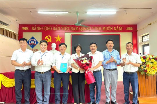 Lãnh đạo phường Hà Huy Tập thăm, động viên hội đồng coi thi tại điểm thi trường THPT Lê Quý Đôn 