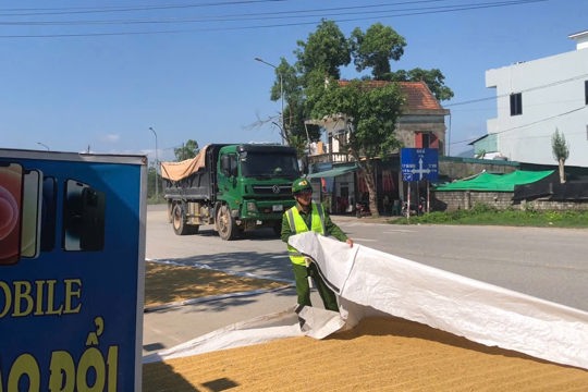 Công an phường Hà Huy Tập tăng cường tuyên truyền bảo đảm an toàn giao thông và vệ sinh môi trường 