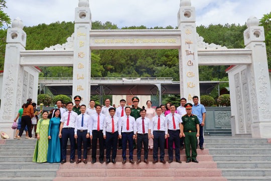 Đoàn lãnh đạo phường Hà Huy Tập hành hương về các địa chỉ đỏ trên địa bàn tỉnh