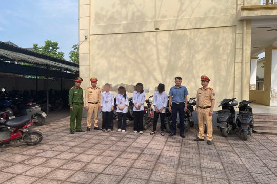 Công an phường Hà Huy Tập tăng cường tuyên truyền, kiểm tra việc chấp hành an toàn giao thông trong học sinh