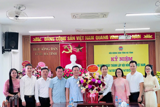 Lãnh đạo phường Hà Huy Tập chúc mừng Hội Nông dân tỉnh nhân kỷ niệm 96 năm ngày thành lập Hội 