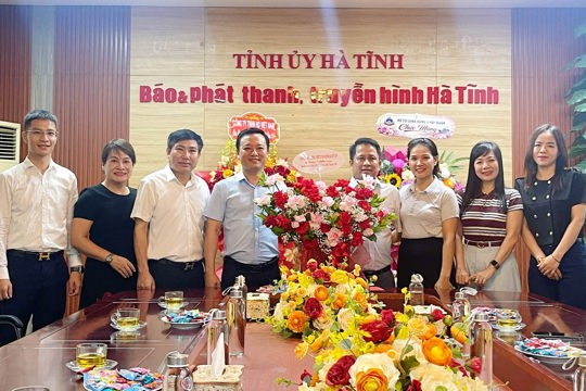 Phường Hà Huy Tập tặng hoa chúc mừng tập thể cán bộ, phóng viên các cơ quan quản lý và thông tấn báo chí nhân 101 năm ngày Báo chí Cách mạng Việt Nam 