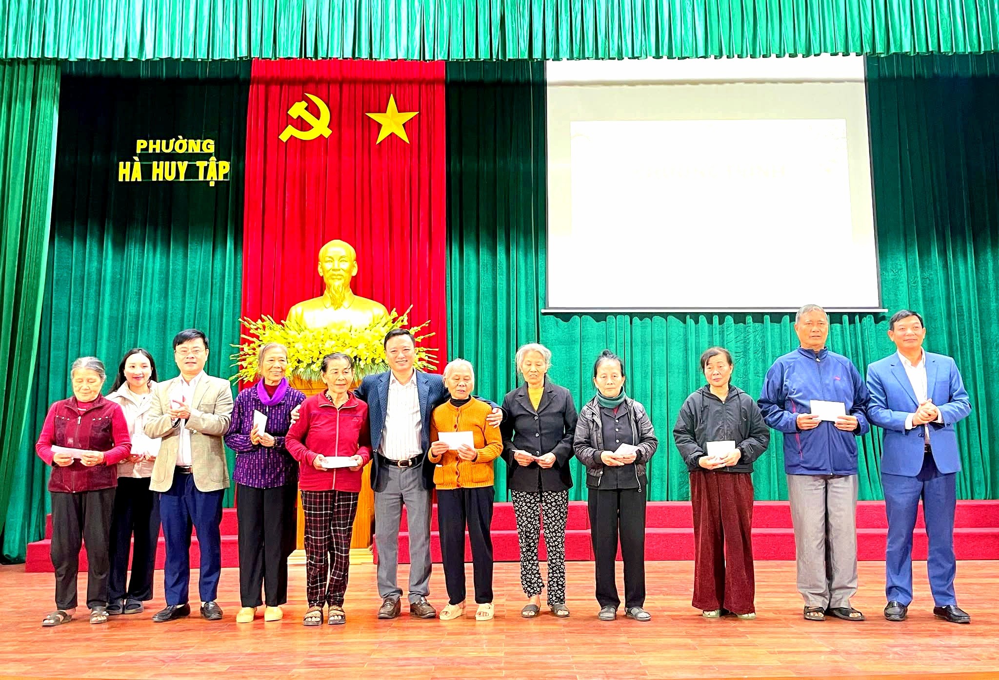 PHƯỜNG HÀ HUY TẬP CHĂM LO TẾT ẤM CHO NGƯỜI NGHÈO, GIA ĐÌNH CHÍNH SÁCH XUÂN BÍNH NGỌ 2026 