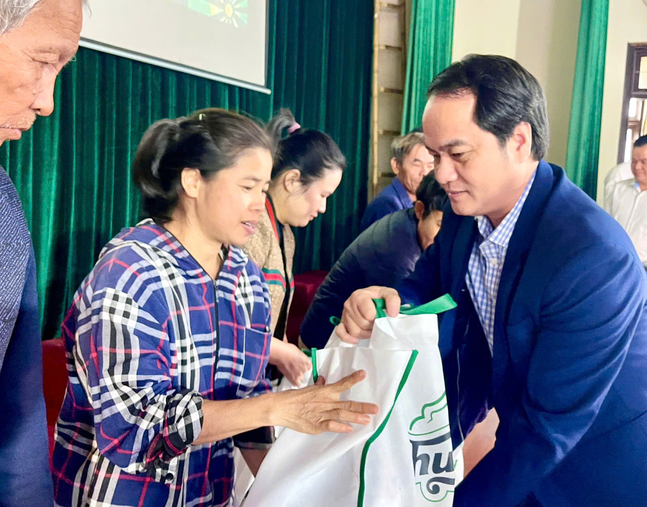 CÔNG TY BIA CARLSBERG VIỆT NAM TRAO 50 SUẤT QUÀ TẾT TẠI PHƯỜNG HÀ HUY TẬP