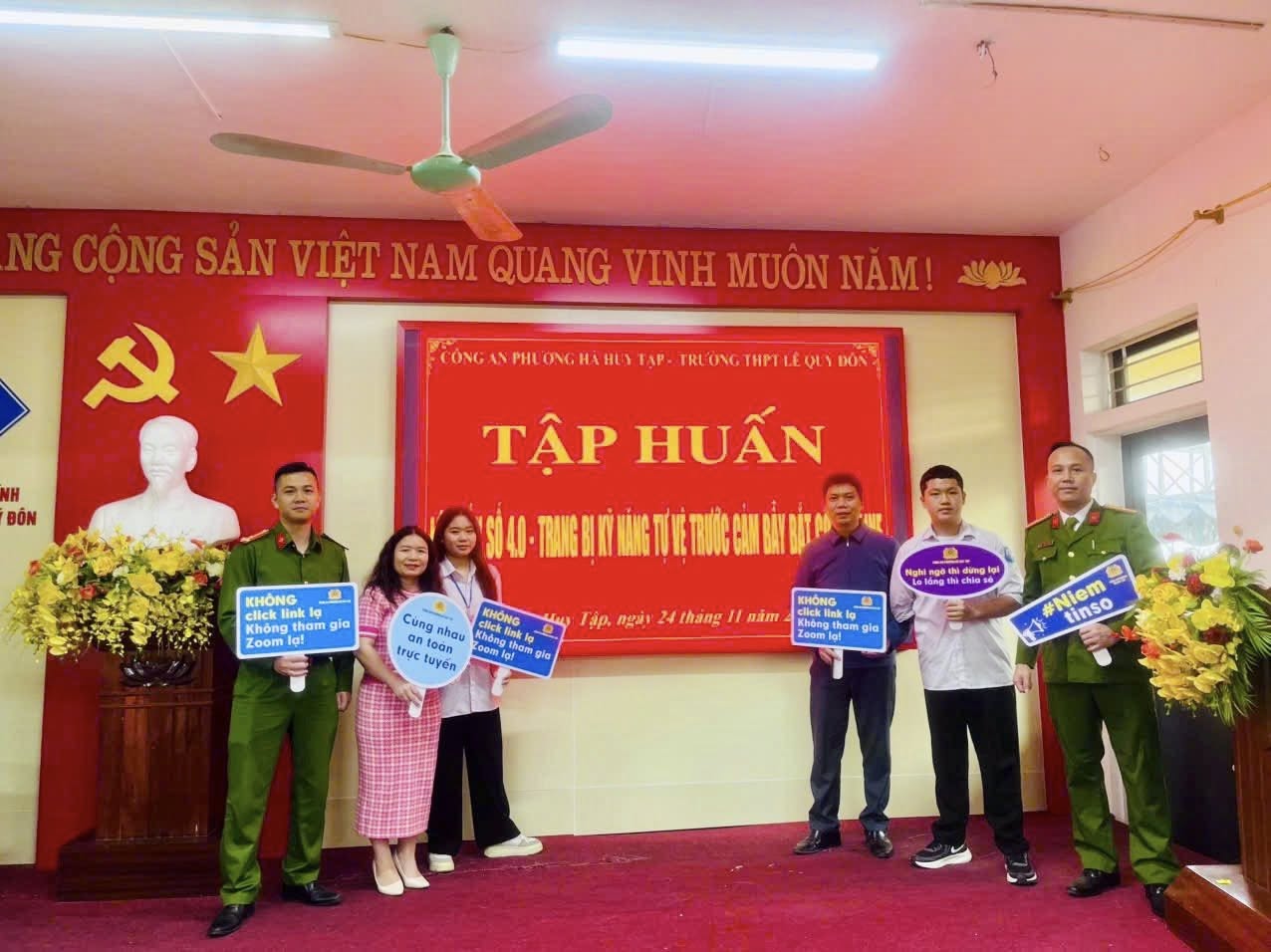 CÔNG AN PHƯỜNG HÀ HUY TẬP PHỐI HỢP TRƯỜNG THPT LÊ QUÝ ĐÔN TẬP HUẤN CHUYÊN ĐỀ “LÁ CHẮN SỐ 4.0 – TRANG BỊ KỸ NĂNG TỰ VỆ TRƯỚC CẠM BẪY BẮT CÓC ONLINE” 