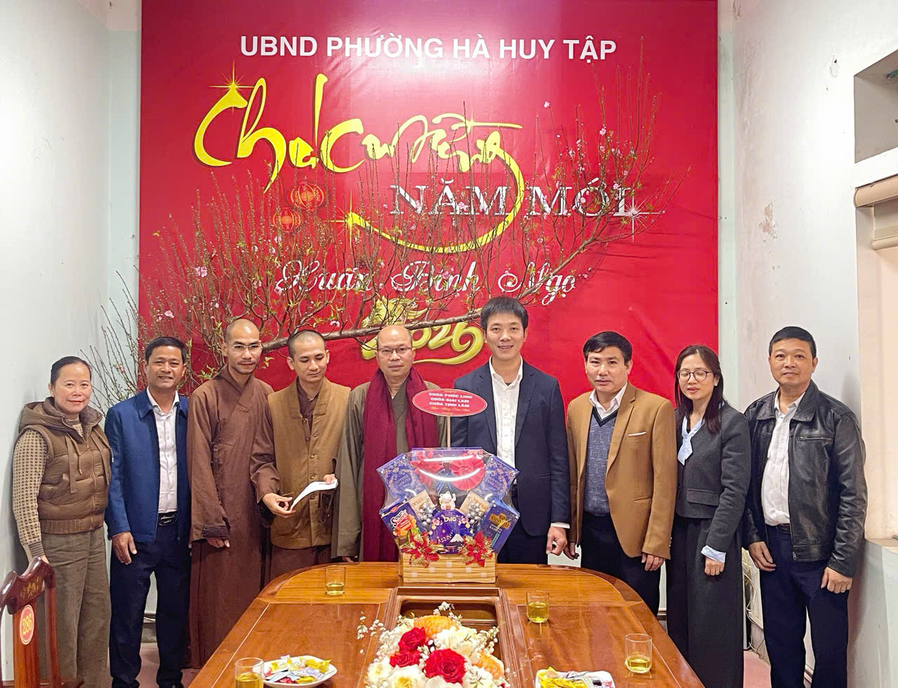BAN TRỤ TRÌ CÁC CHÙA PHÚC LINH, GIAI LAM VÀ TỊNH LÂM CHÚC TẾT CẤP ỦY, CHÍNH QUYỀN PHƯỜNG HÀ HUY TẬP
