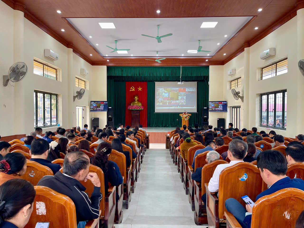 HƠN 200 CÁN BỘ, ĐẢNG VIÊN CỐT CÁN PHƯỜNG HÀ HUY TẬP THAM GIA ĐIỂM CẦU TRỰC TUYẾN HỘI NGHỊ BÁO CÁO VIÊN TRUNG ƯƠNG THÁNG 1/2026