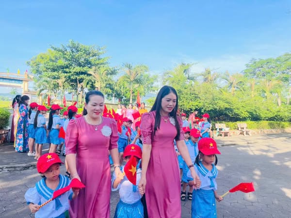 HỌC SINH LỚP 1 PHƯỜNG HÀ HUY TẬP NÔ NỨC NGÀY TỰU TRƯỜNG
