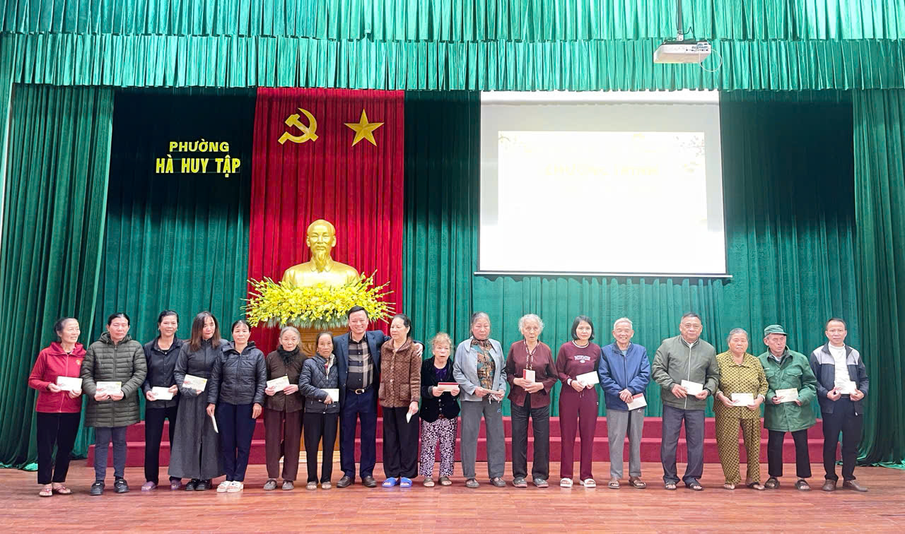 TỔNG CÔNG TY THĂM DÒ ĐẦU KHÍ TRAO 300 SUẤT QUÀ TẾT BÍNH NGỌ 2026 CHO NGƯỜI DÂN CÓ HOÀN CẢNH KHÓ KHĂN Ở PHƯỜNG HÀ HUY TẬP