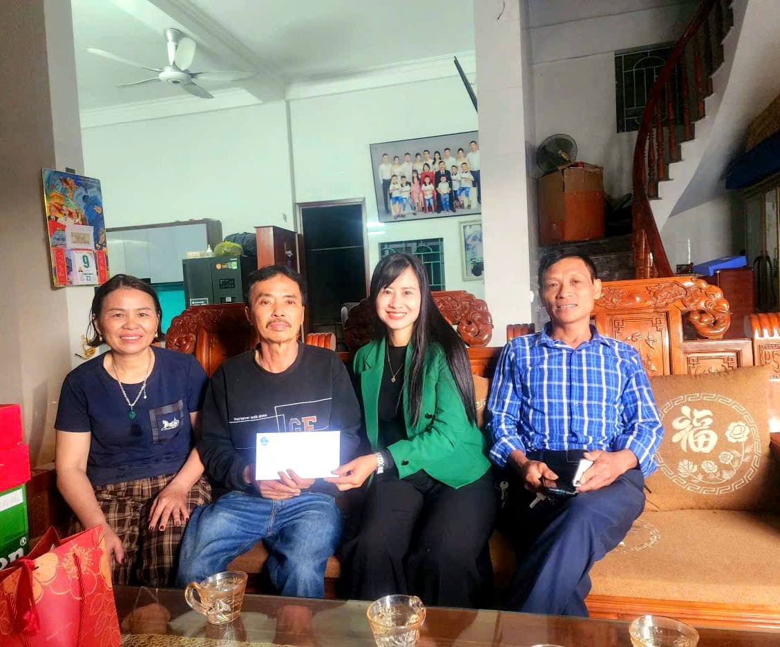 HỘI LHPN PHƯỜNG HÀ HUY TẬP THĂM, TẶNG QUÀ TẾT CHO GIA ĐÌNH CÁN BỘ, HỘI VIÊN PHỤ NỮ NGHÈO VÀ TRẺ EM CÓ HOÀN CẢNH KHÓ KHĂN