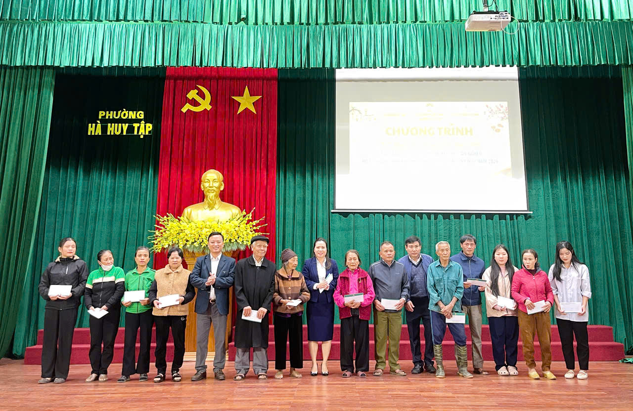 80 SUẤT QUÀ TẾT BÍNH NGỌ 2026 TỪ BIDV CHI NHÁNH HÀ TĨNH VÀ CÔNG TY CẤP NƯỚC HÀ TĨNH ĐƯỢC TRAO CHO NGƯỜI DÂN CÓ HOÀN CẢNH KHÓ KHĂN Ở PHƯỜNG HÀ HUY TẬP