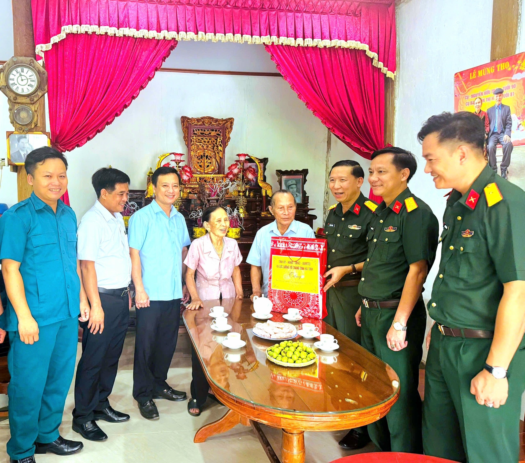 ĐOÀN CÔNG TÁC TỈNH ỦY HÀ TĨNH THĂM, TẶNG QUÀ GIA ĐÌNH CHÍNH SÁCH TRÊN ĐỊA BÀN PHƯỜNG HÀ HUY TẬP 
