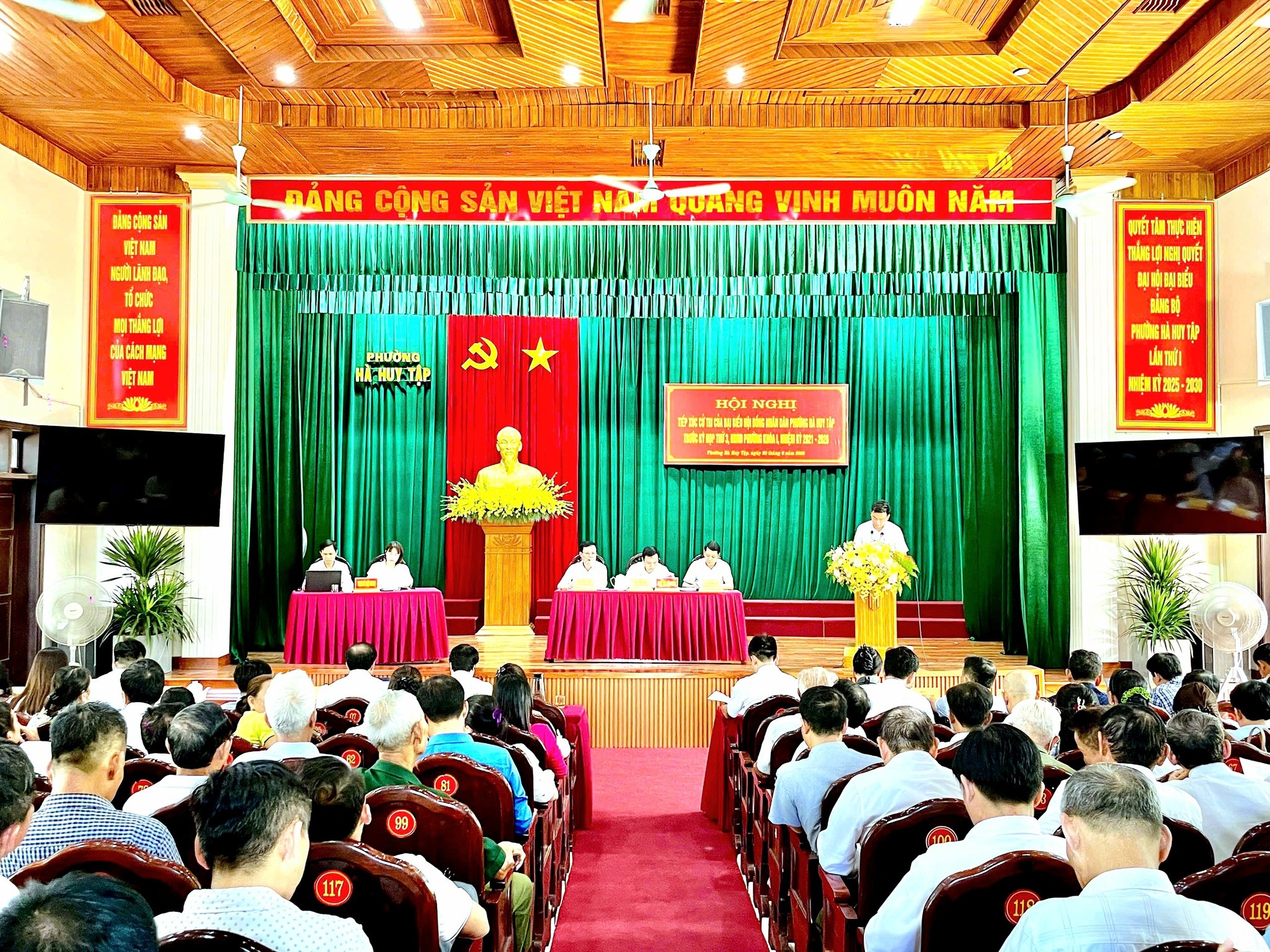 HỘI NGHỊ TIẾP XÚC CỬ TRI CỦA ĐẠI BIỂU HĐND PHƯỜNG HÀ HUY TẬP TRƯỚC KỲ HỌP THỨ 3: DÂN CHỦ, TRÁCH NHIỆM VÀ NHIỀU Ý KIẾN KIẾN NGHỊ SÁT THỰC TIỄN 