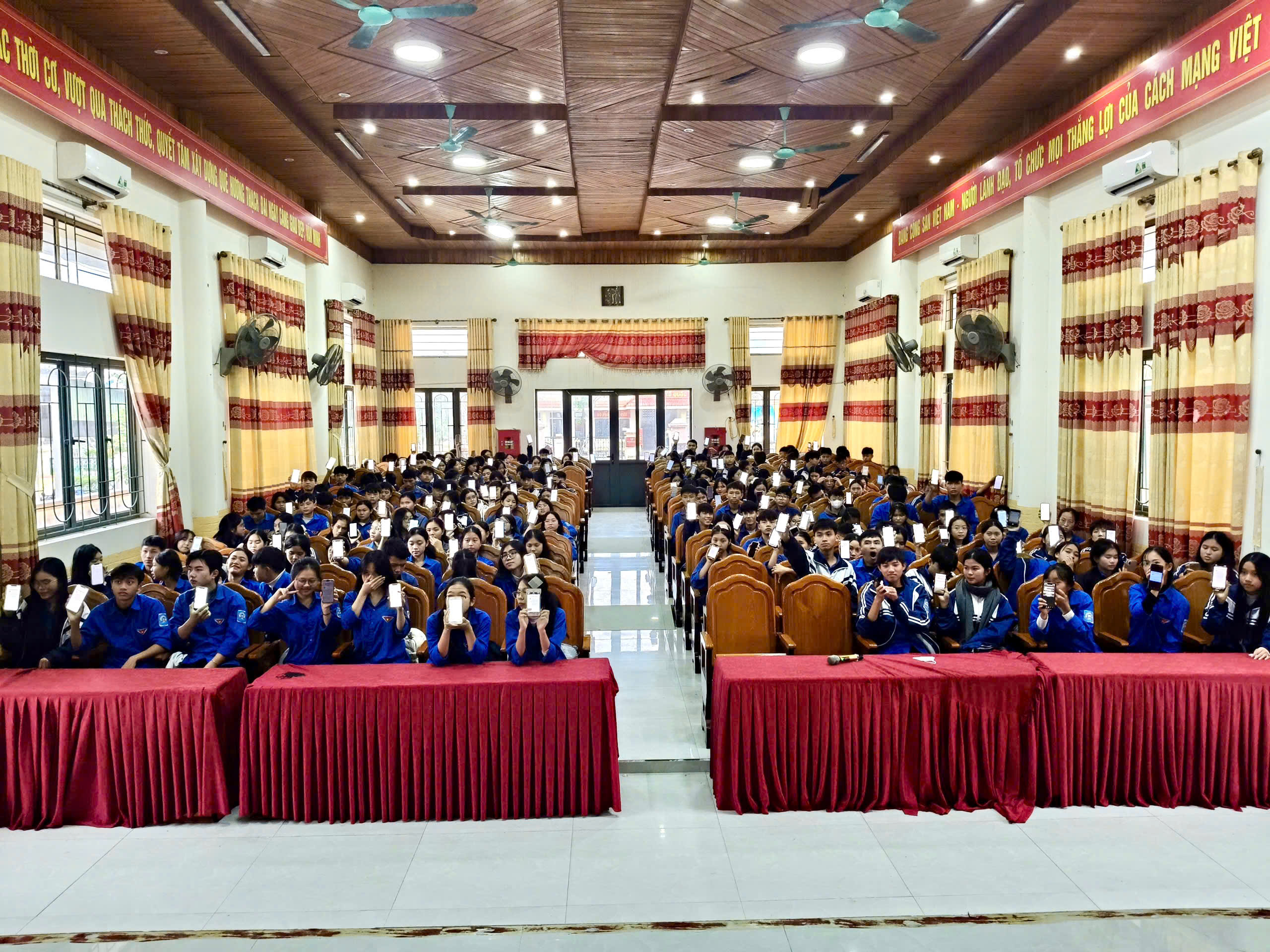 Đoàn Thanh niên phường Hà Huy Tập triển khai sinh hoạt tháng 11, phát động chiến dịch an toàn trực tuyến và hưởng ứng các hoạt động pháp luật, chuyển đổi số 