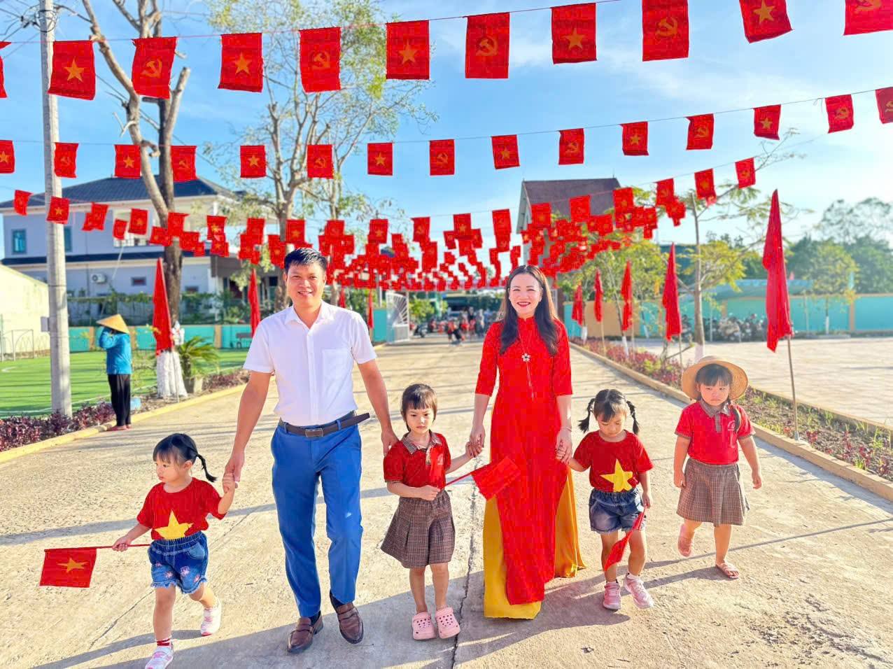 GẦN 6000 HỌC SINH PHƯỜNG HÀ HUY TẬP TƯNG BỪNG KHAI GIẢNG NĂM HỌC MỚI 