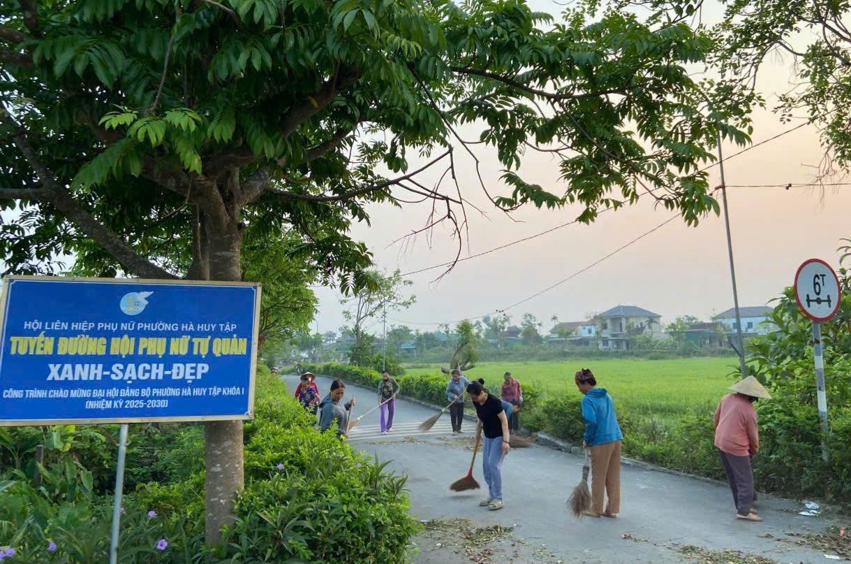 Đông đảo các lực lượng của phường Hà Huy Tập ra quân làm vệ sinh môi trường 