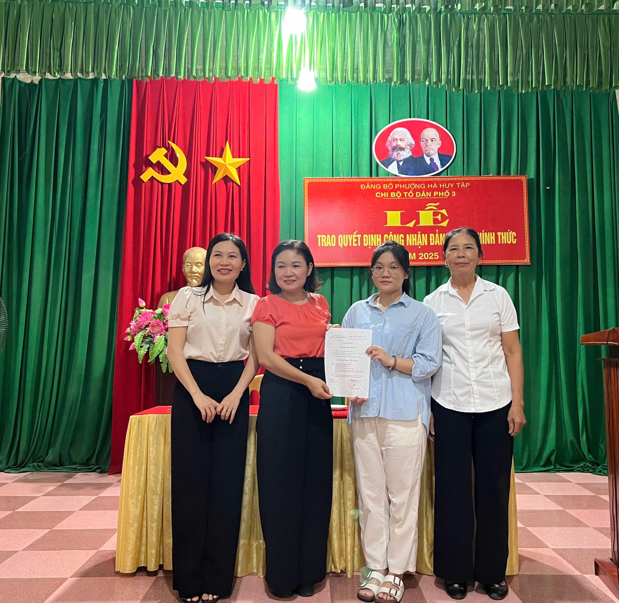 ĐẢNG BỘ PHƯỜNG HÀ HUY TẬP: TRAO QUYẾT ĐỊNH CÔNG NHẬN ĐẢNG VIÊN CHÍNH THỨC CHO 11 ĐỒNG CH 