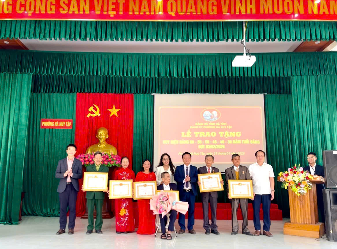 TRAO HUY HIỆU ĐẢNG CHO 22 ĐẢNG VIÊN Ở PHƯỜNG HÀ HUY TẬP