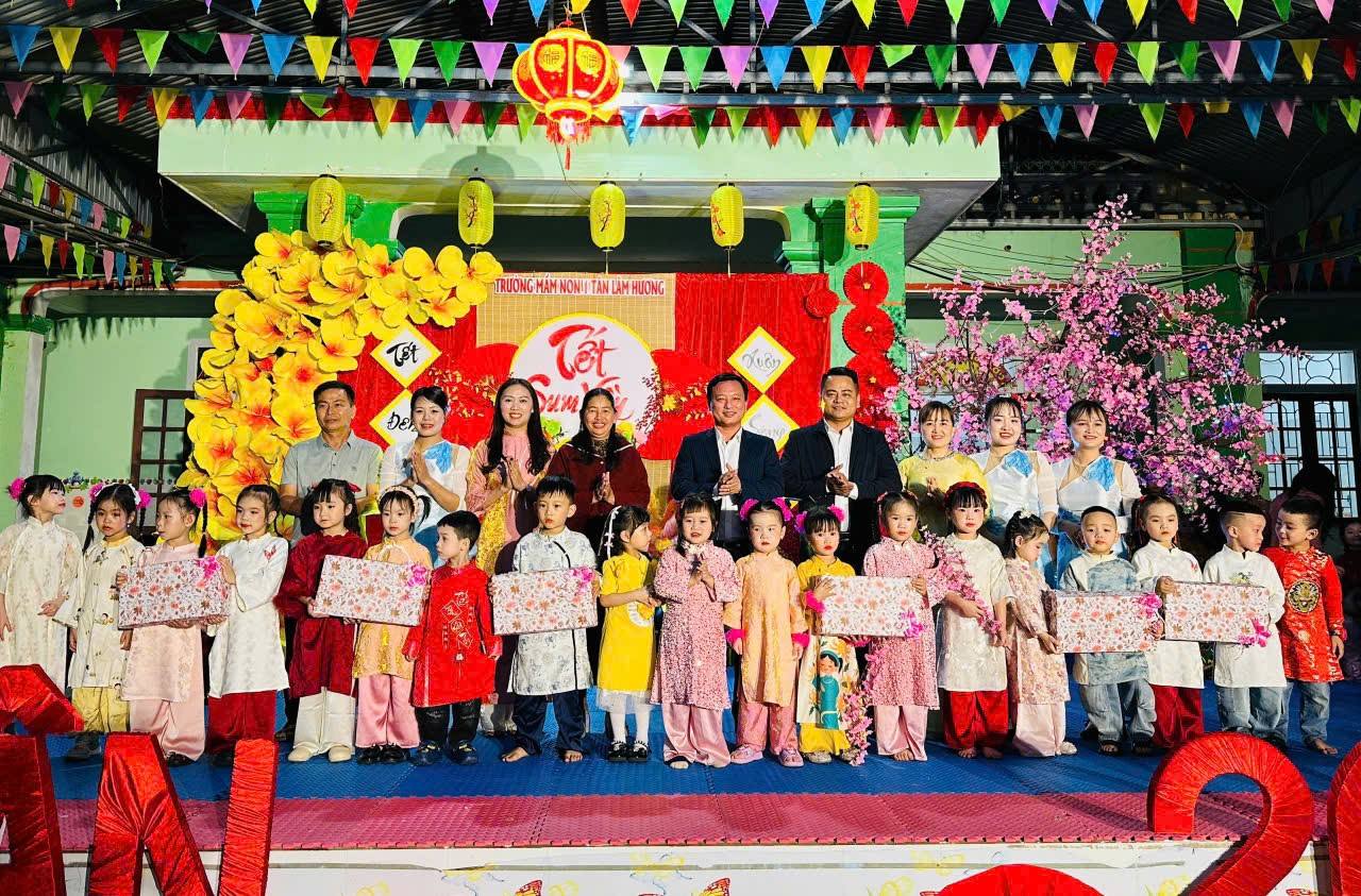 ẤM ÁP ĐÊM DIỄN VĂN NGHỆ VÀ HỘI CHỢ XUÂN THIỆN NGUYỆN TẠI TRƯỜNG MẦM NON 1 TÂN LÂM HƯƠNG