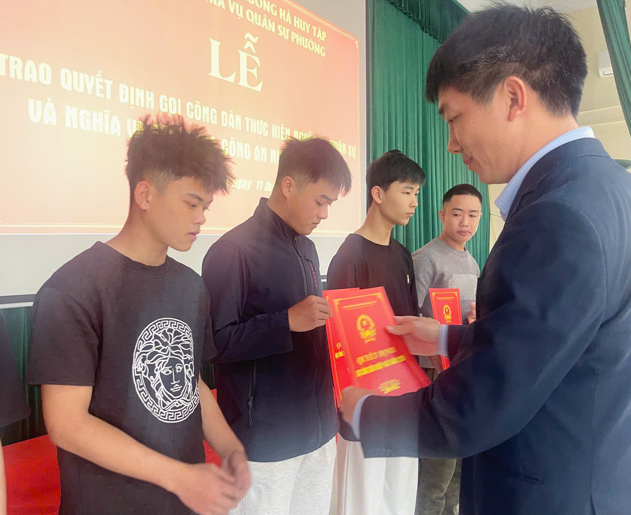 PHƯỜNG HÀ HUY TẬP GIAO QUYẾT ĐỊNH GỌI CÔNG DÂN NHẬP NGŨ NĂM 2026 