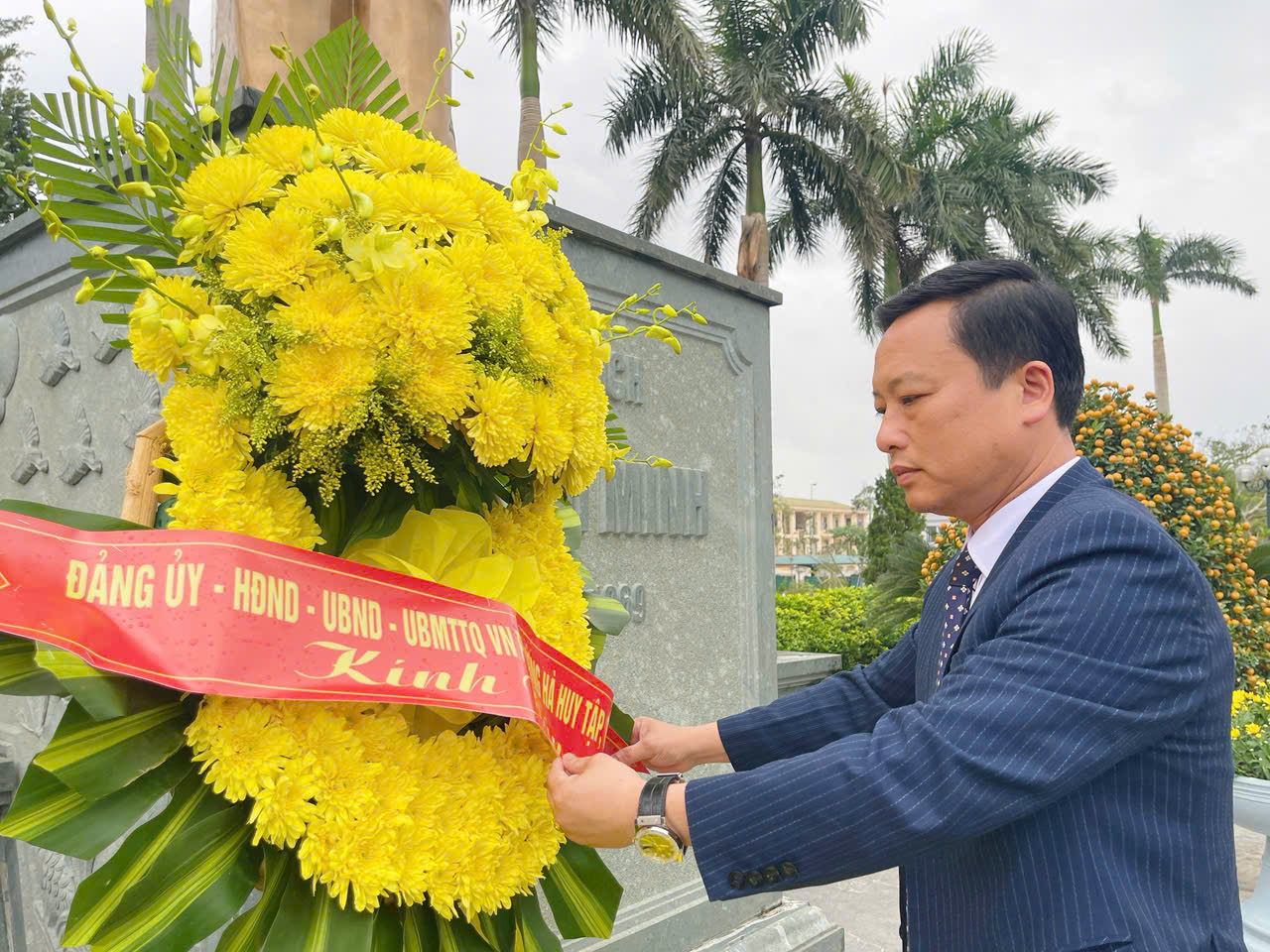 LÃNH ĐẠO PHƯỜNG HÀ HUY TẬP DÂNG HƯƠNG, DÂNG HOA NHÂN KỶ NIỆM 96 NĂM NGÀY THÀNH LẬP ĐẢNG CỘNG SẢN VIỆT NAM