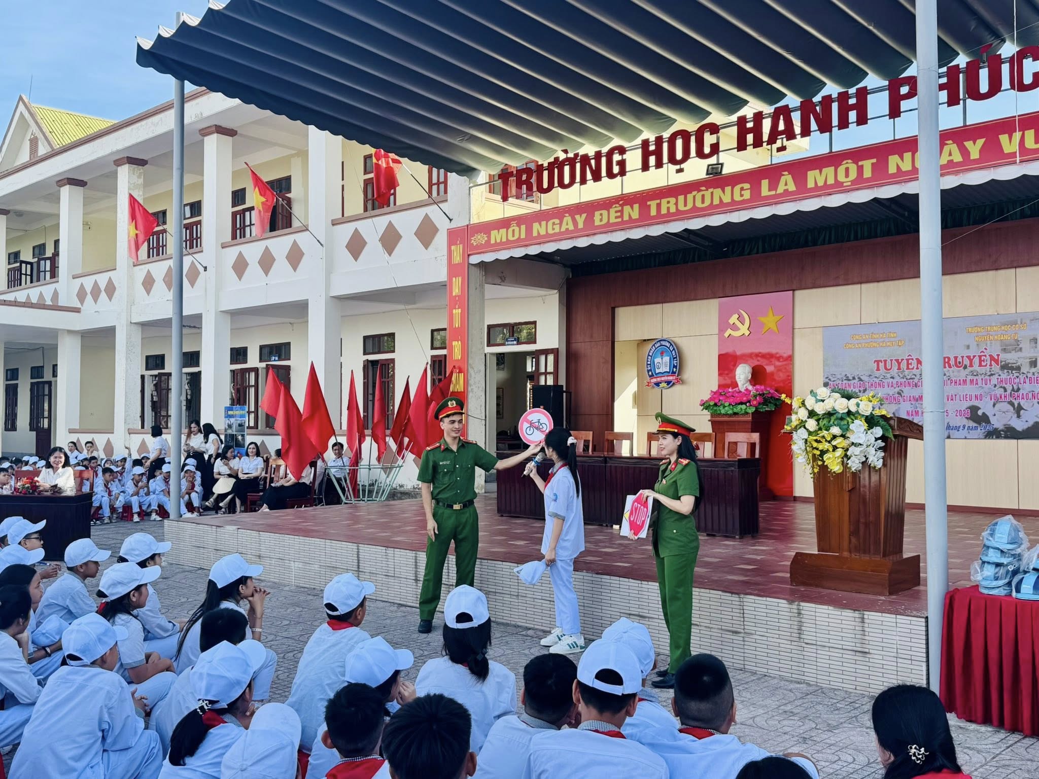 Công an phường Hà Huy Tập tuyên truyền pháp luật tại Trường THCS Nguyễn Hoành Từ 