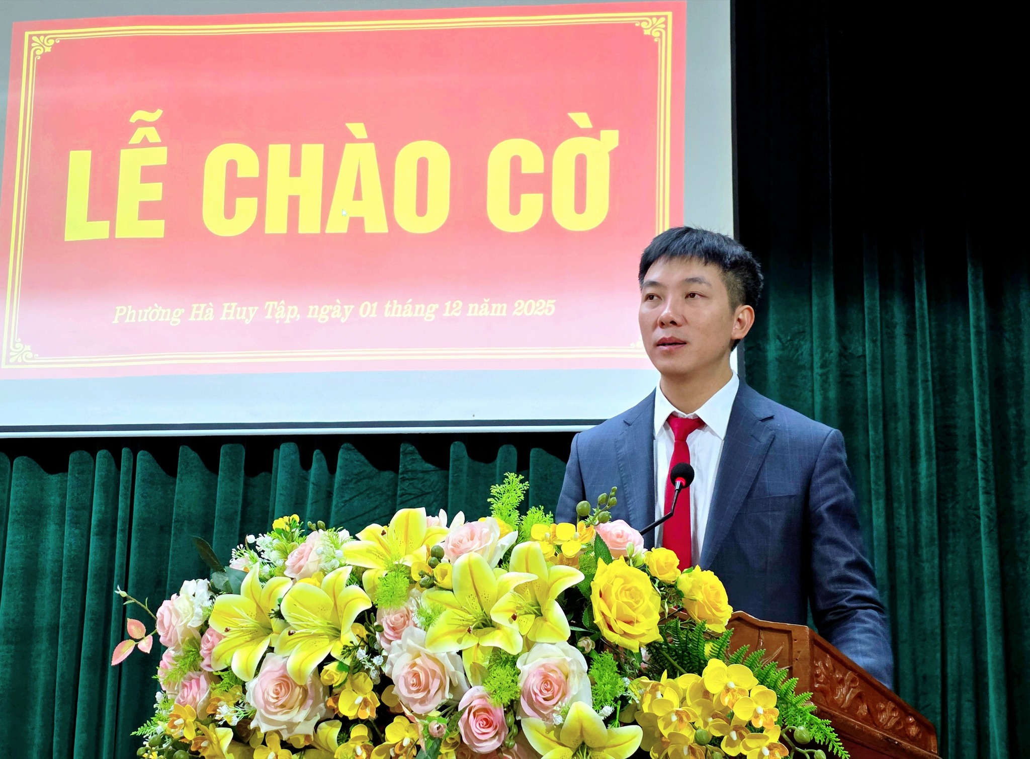 UBND PHƯỜNG HÀ HUY TẬP TỔ CHỨC LỄ CHÀO CỜ ĐẦU THÁNG 12 VÀ TRIỂN KHAI NHIỆM VỤ TRỌNG TÂM TRONG THỜI GIAN TỚI