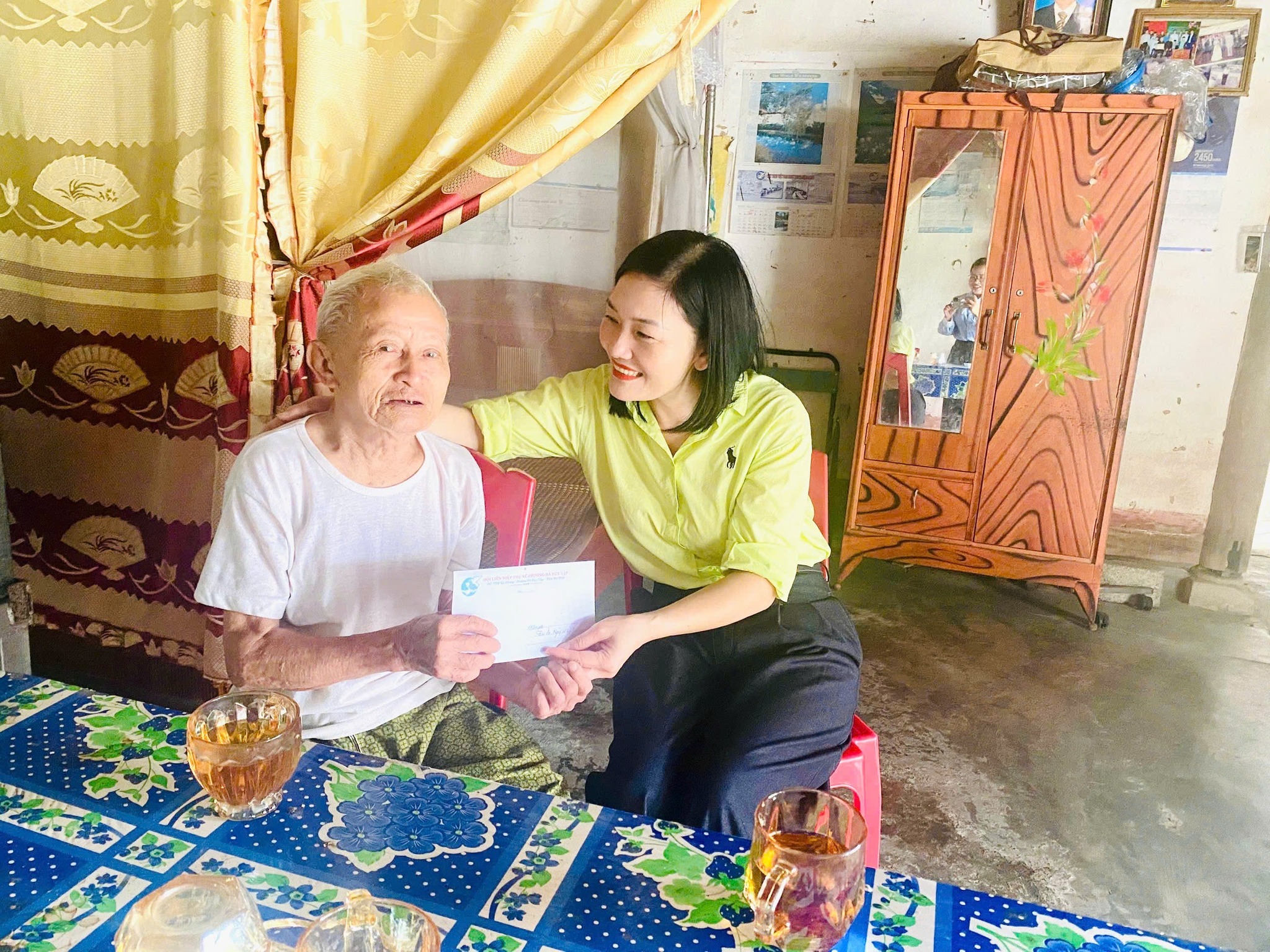 Hội LHPN phường Hà Huy Tập tặng quà tri ân gia đình chính sách nhân dịp ngày Thương binh liệt sĩ 27/7 